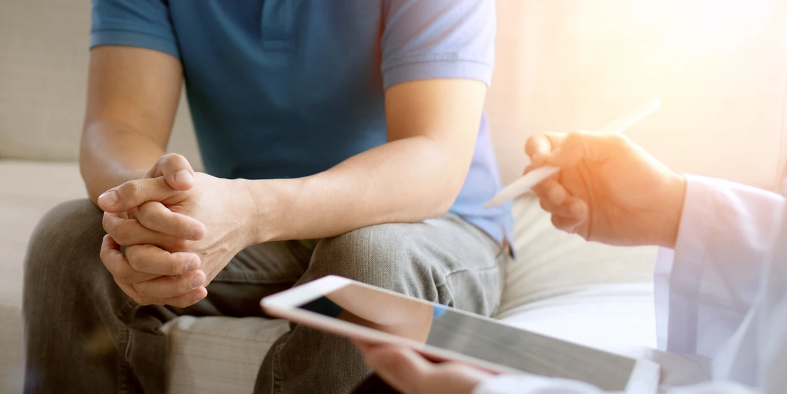 Nahaufnahme von h&auml;nden von einem mann der mit einer person spricht