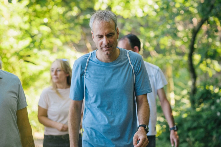 Mann spaziert in einer gruppe